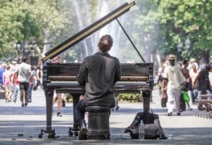 cuanto se tarda en aprender a tocar el piano