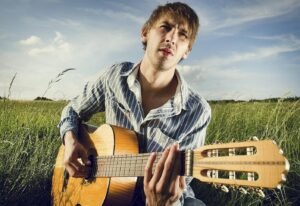 cuanto tiempo se tarda en aprender a tocar la guitarra