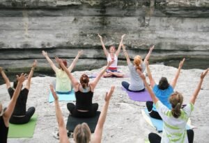 yoga en silla para mayores de 50 años